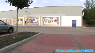 Yvette a lidl parkolójában kúr