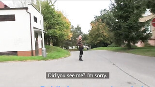 Világos Szőke tini hölgyemény a raktárban kúr