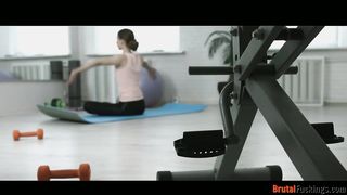 Jogázó tini picsát dug popóba az edő