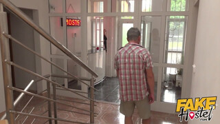 Fake Hostel - Fiatal turista nőci punciba tolva