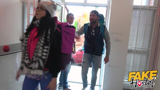 Fake Hostel - Latina nőci a pasija előtt dug