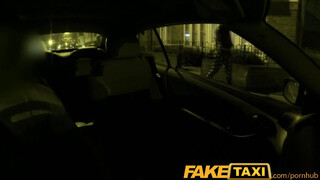 FakeTaxi - Olasz csajszi a taxiban kefél