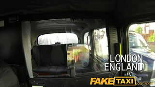 FakeTaxi világos szőke ribancot nem nagyon zavarja az idősebb káró