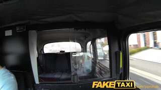 FakeTaxi izgató picsa engedi hátsó bejáratba is