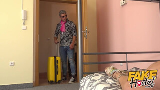 Fake Hostel szűk pinájú olasz hölgyemény és dupla fütykös
