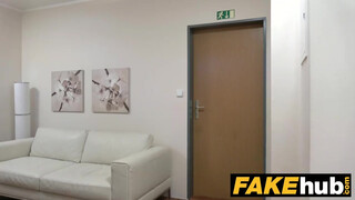 Fake Agent - német tini csajszi ki akarja próbálni a pornózást