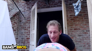 BANGBROS - Az isteni August Ames a szabadban baszik