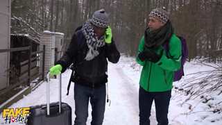 Méretes didkós tini hölgyemény és a turista srácok - Fake Hostel