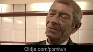Magyar pornósztár hölgyemény közösül vén krapekkal - Oldje