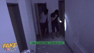 Tini muffot kúrnak a rabló srácok - Fake Hostel
