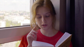 ULTRAFILMS - bombázó tini picsa begerjed egy könyvre