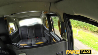 Fake Taxi - Méretes cickós milf meghágva a hátsó ülésen