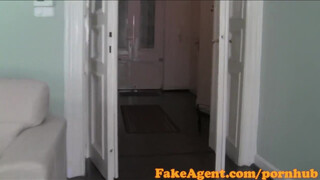 FakeAgent rettentő aranyos tini hölgyemény és a szűk kicsike puncikája