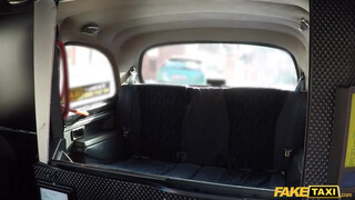 Freya Dee ingyen fuvarért dug - Fake Taxi