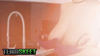 TeamSkeet - bögyös debella csajszi és a kicsike faszi esete