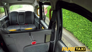Fake Taxi - Skyler Mckay a lufi tőgyes milf