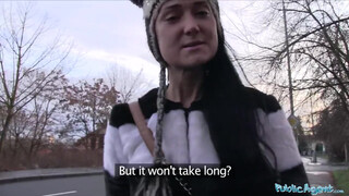 Public Agent - aranyos orosz spiné az utcáról