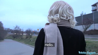 Public Agent - világos szőke fekete kiscsaj és a vastag pénisz