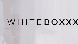 WhiteBoxxx - selymes bőrű fekete kisasszony