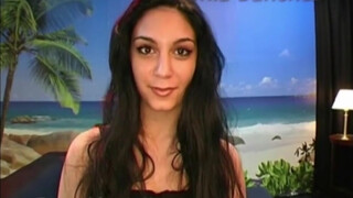 Mia Sanchez feldug egy hatalmas dildot