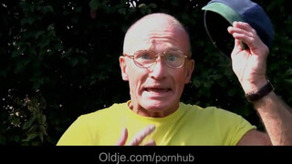 Öreg tata popsiba reszeli a szexy tinit