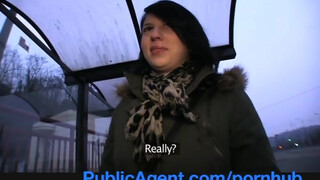 PublicAgent - nőci a buszmegállóból