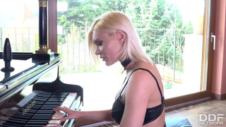 Kitana Lure három hapsival dug