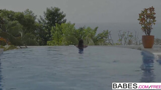 Babes - fullos enyelgés a medencében