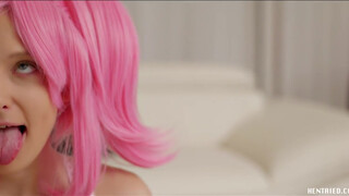 Real Life Hentai – pink hajú kisasszony dildókban lovagol