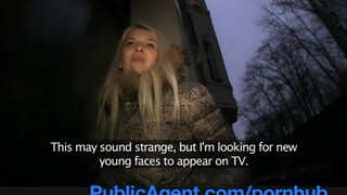 PublicAgent - Karol Lilien a méretes cickós szöszi