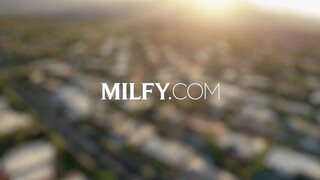 MILFY - Angelina és az óriás farkú hapsi