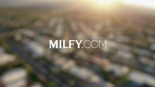 MILFY - Syren De Mer a melós manussal baszik