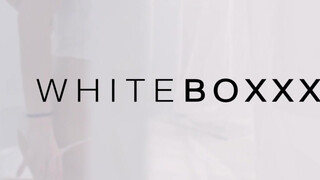 WHITEBOXXX - Isabella De Laa megkúrva a kanapén