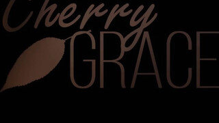 Cherry Grace a méretes keblű amatőr csajszi