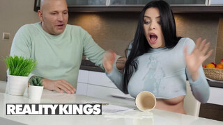 REALITY KINGS - Kira Queen a szomszéd krapekkal kúr