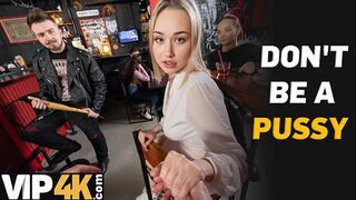Bátor világos szőke pornószínész kúrja idegen pasit a bárban