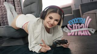 Pici tini picsa Aria Banks elkapja magas mostohabátyját Chris Epicet, aki a szobájában kézimunkázza a léce