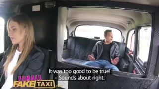 Fiatal manus gyorsan megdugja Angel Piaff szaftos kiborotvált puncáját a hamis taxiban