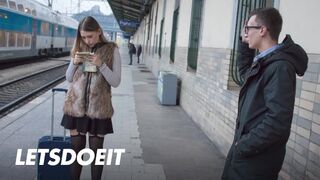 Selvaggia tini nőci felfogta Charlie Dean méretes faszát egy gyors pov dugásra