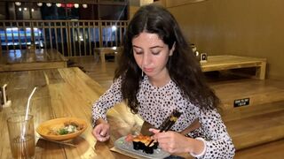 Arcára élveztem egy kiscsaj pincében, aki cumos arccal falatozik sushi gurigákon