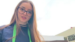 A kávézó lánya verdában szívja ki a golyóimat