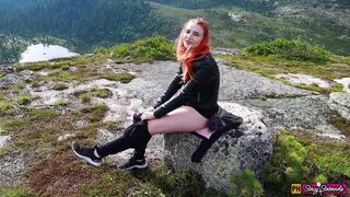 Tini vörös nőci masturbál a hegyekben orgiáig