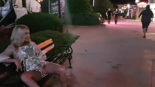 Őrült orosz csajszi masturbál és pisil a nyilvános utcán
