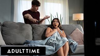 Adult Time szexy kalandja - Kimmy Kimm maszturbáláson kapva, de nem tud ellenállni a nagy farknak