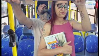 Tini pinát megbassza egy idegen a nyilvános buszban