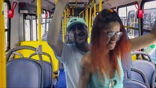 Idegen koleszos hölgyeményt dugnak meg a buszon!