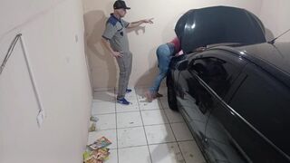 Dögös fiatal kurva a szerelőnél kúr az alkalmazottal