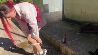 Rajtakaptam a szomszéd tini lányát ivás közben és üveggel büntettem meg a seggét