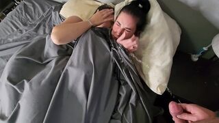 Kettő kicsike cicis csoki hajú lányra pisil az ágyban majd pisi áztatta bugyijukban csókolóznak