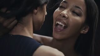 Ebony Vampire Mistress Lia Lin elcsábít egy kolumbiai méretes kannás tini kisasszonyt a Vampired durva domina játékában